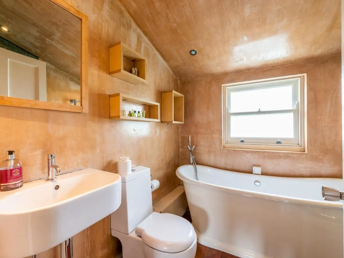 Pass The Keys Trendy Hackney House Villa London
